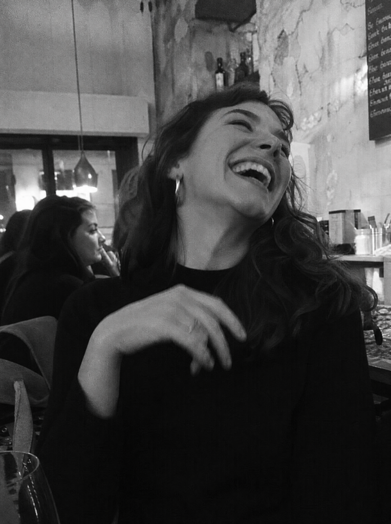 Prompt emotion IA - Pose candide (le rire naturel)