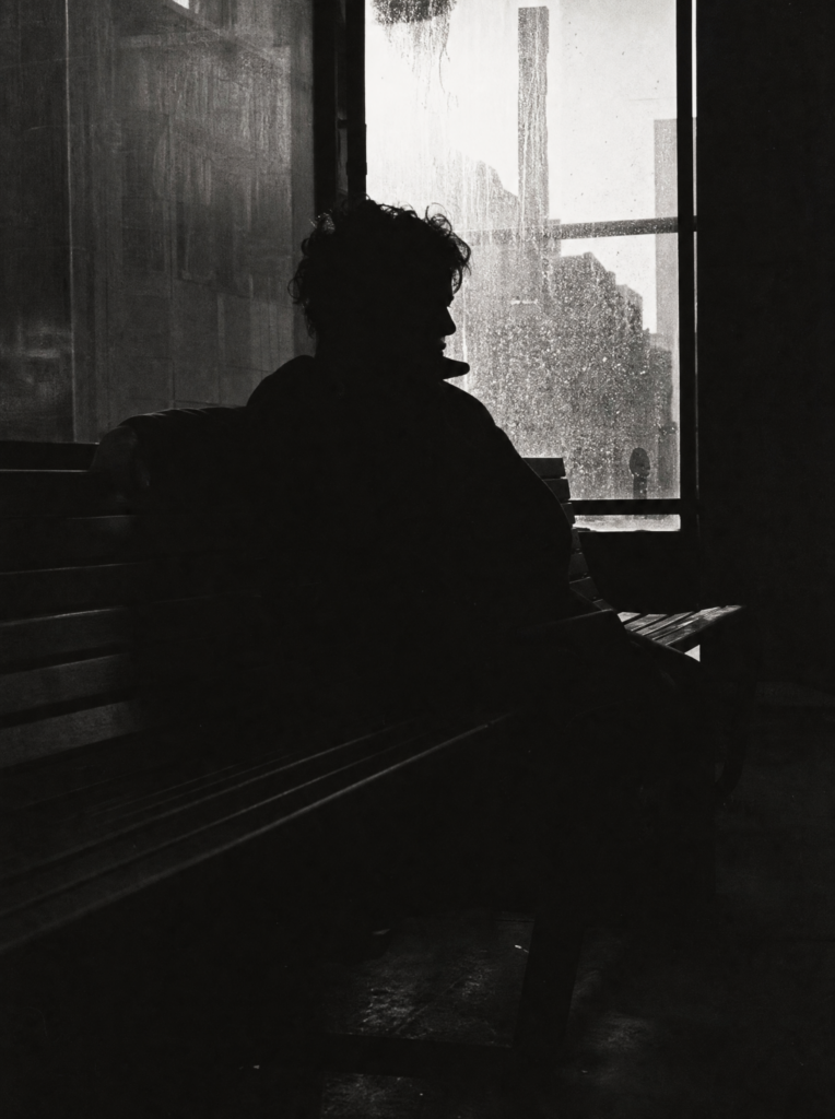 Prompt : Silhouette d'une personne dans une lumière cinématographique, contre-jour, ambiance mystérieuse, très beau rendu.