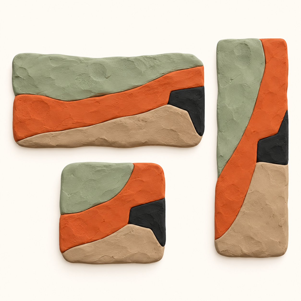 Trois panneaux plats en plasticine, de tailles différentes, partagent une bande terracotta et une encoche charbon.